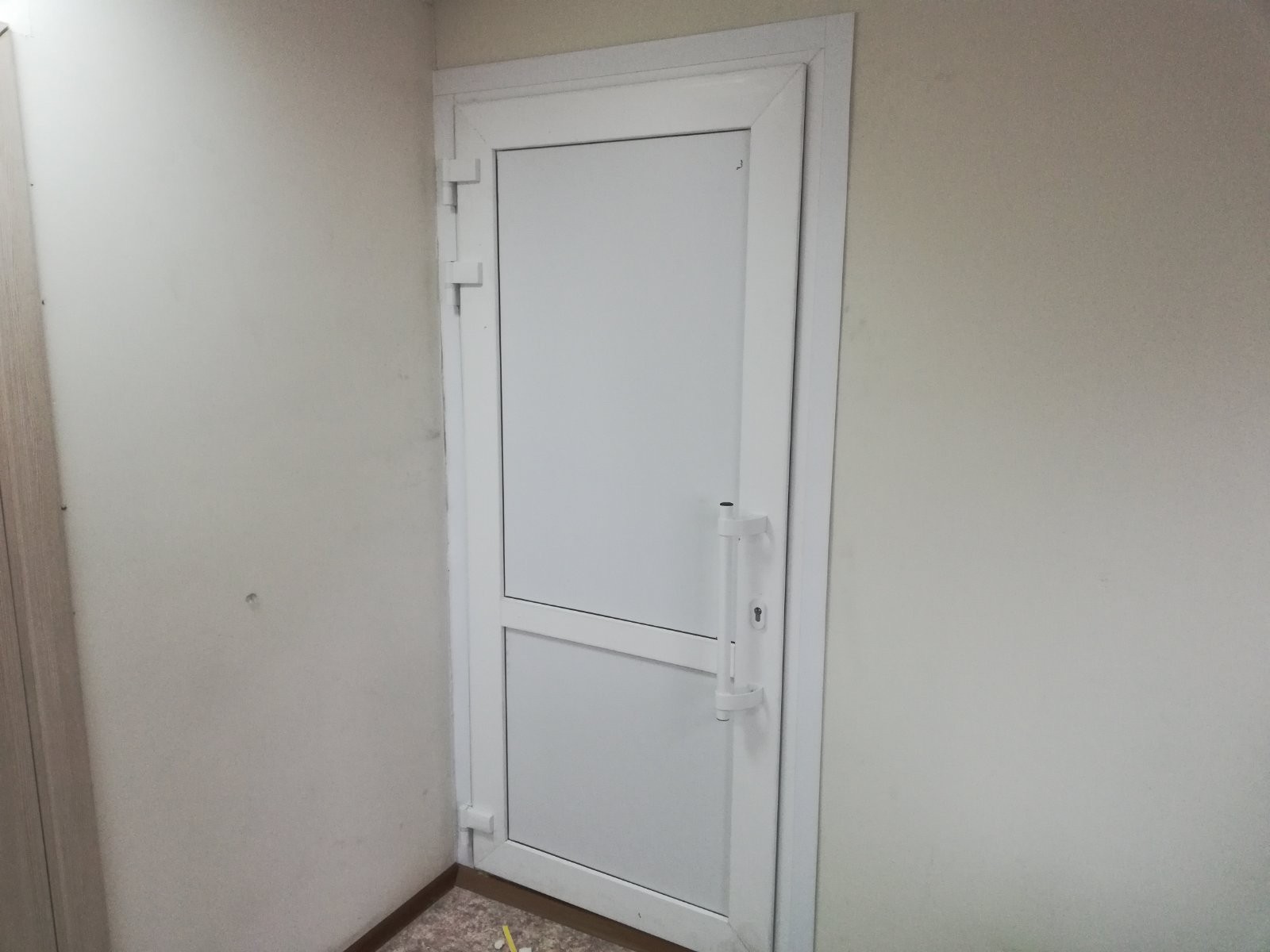Пластиковая дверь для офиса